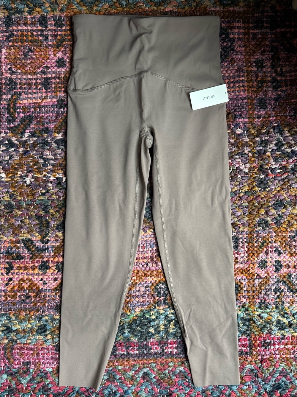 NWT SPANX Booty Boost Size Medium Leggings in Color Smoke